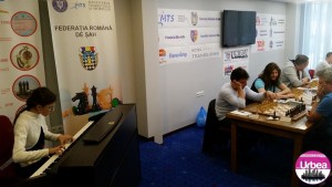 Daria Ioana Anca la pian in deschiderea rundei 6